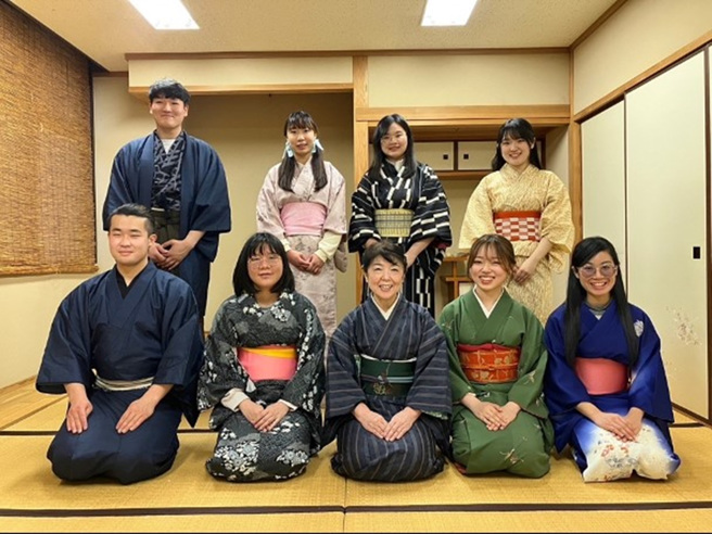 刘芯妤同学（上图前排左2）于宫崎大学研修时参加校内和服社团。(照片/教育部提供)