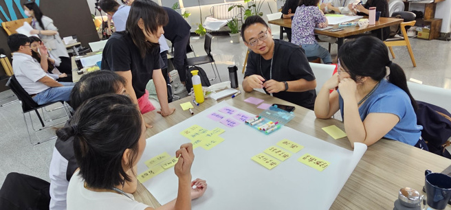 国立臺北艺术大学于9月4日带领AI专班学员共同构思导入英雄之旅的模组的艺术课程。(照片/教育部提供)