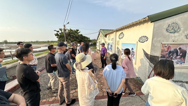 国立臺北艺术大学于9月3日带领AI专班学员前往州南盐场体验盐场人生。(照片/教育部提供)