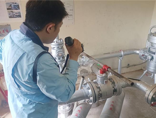 桃園市觀音區草新里六合公園民眾反應不時有濃濃瓦斯味散出，擔心是否為公園旁欣桃天然氣公司的加壓站瓦斯外洩發生意外。（吳進昌提供／廖姮玥桃園傳真）