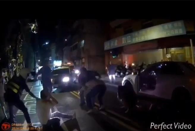 徐男以一敵四，明顯不敵，被痛毆在地，頭部血流不止。（中和警分局提供）