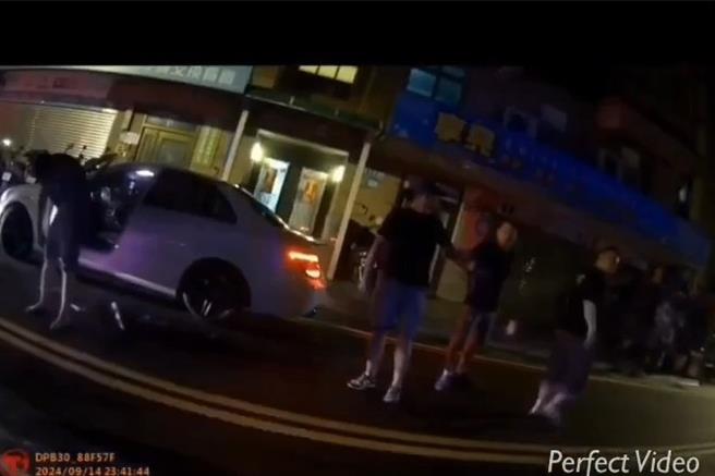 李男等4人持棍棒痛毆徐男。（中和警分局提供）