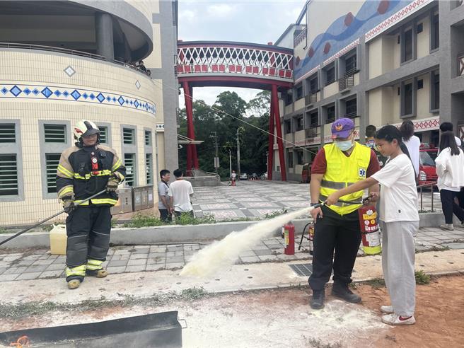 桃園市羅浮高中、國中、國小約400人，結合桃園市消防局復興分隊，辦國家防災日避難演練。（消防局提供／廖姮玥桃園傳真）