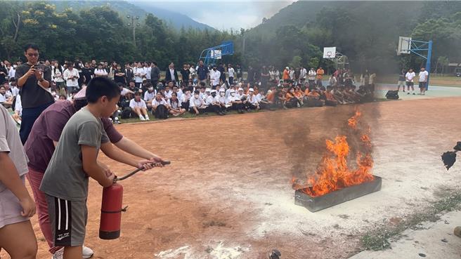 桃園市羅浮高中、國中、國小約400人，結合桃園市消防局復興分隊，辦國家防災日避難演練。（消防局提供／廖姮玥桃園傳真）