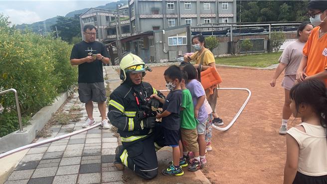 桃園市羅浮高中、國中、國小約400人，結合桃園市消防局復興分隊，辦國家防災日避難演練。（消防局提供／廖姮玥桃園傳真）