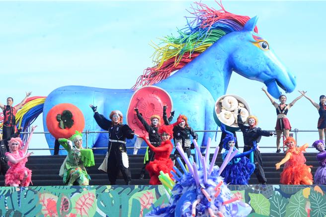 客委會與紙風車劇團聯手打造的客家親子音樂劇「雨馬」今來到東部，下午起3天在花蓮東大門夜市廣場演出8場，免費入場。（王志偉攝）