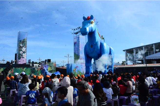 高達4層樓的雨馬緩緩入會場，現場大小朋友興奮不已，歌舞、特技、燈光特效也讓小朋友超開心。（王志偉攝）
