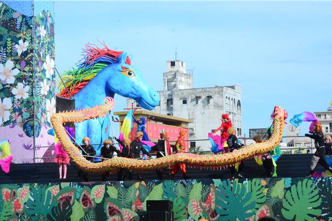 客委會與紙風車劇團聯手打造的客家親子音樂劇「雨馬」今來到東部，下午起3天在花蓮東大門夜市廣場演出8場，免費入場。（王志偉攝）