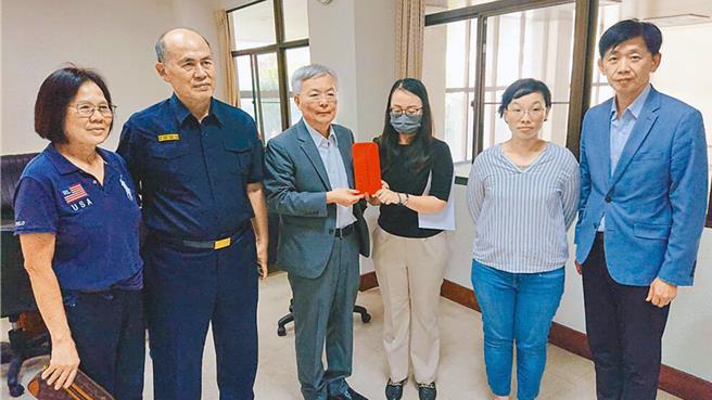 警政署長張榮興（左三）日前致贈因公殉職的凃明誠員警家屬凃大姊（右三）、凃二姊（右二）慰問金。（本報資料照片）