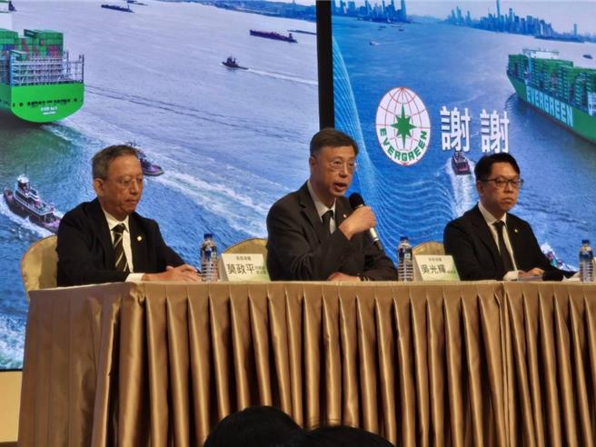 長榮海運總經理吳光輝（中）。（黃琮淵攝）