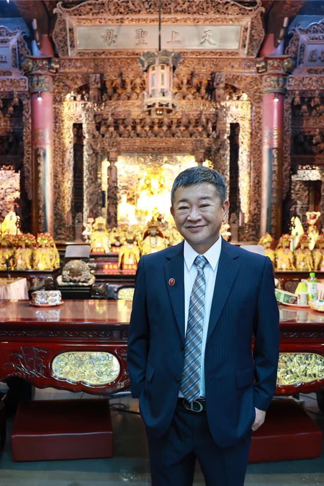 桃园市重要宫庙慈护宫今天新、卸任主委、委员交接，新任主委简征潭也是现任桃园大庙景福宫主委。同时担任两大宫庙主委，更是桃园第一人。（庙方提供）