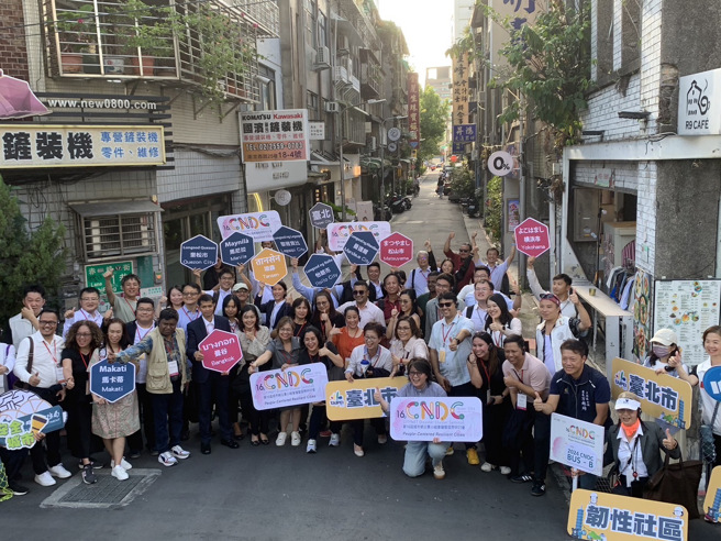 今日（20日）上午9時21分同步展開地震避難掩護演練，強化「趴下、掩護、穩住」的抗震保命三步驟。（圖消防局提供／簡銘柱翻攝）