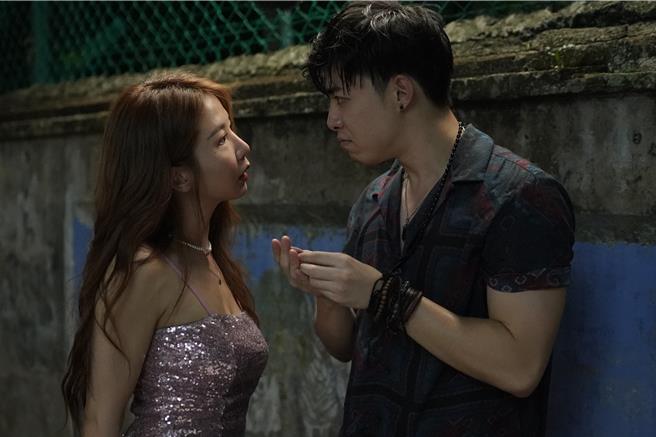 郭書瑤(左)在《流氓驅魔師》飾演阻街女郎，與宗子杰需要在高溫下拍片。（POP Radio提供）