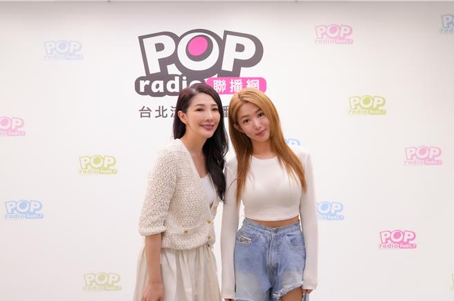 郭書瑤日前上電台宣傳新作。（POP Radio提供）