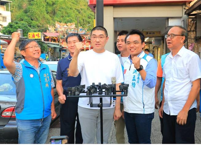 国民党立委洪孟楷（右二）今日陪同基隆市长谢国梁（左二）至暖暖区扫街，呼吁乡亲投下不同意罢免票。（国民党基隆市党部提供／徐佑升基隆传真）