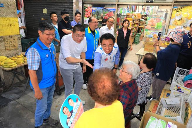 国民党立委洪孟楷（左三）今日陪同基隆市长谢国梁（左二）至暖暖区扫街，呼吁乡亲投下不同意罢免票。（国民党基隆市党部提供／徐佑升基隆传真）