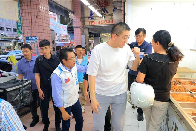 国民党立委洪孟楷（左三）今日陪同基隆市长谢国梁（右二）至暖暖区扫街，呼吁乡亲投下不同意罢免票。（国民党基隆市党部提供／徐佑升基隆传真）