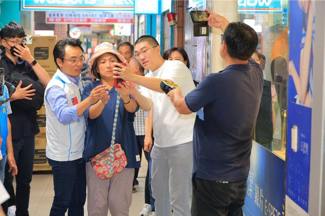 国民党立委洪孟楷（左一）今日陪同基隆市长谢国梁（右二）至暖暖区扫街，呼吁乡亲投下不同意罢免票。（国民党基隆市党部提供／徐佑升基隆传真）