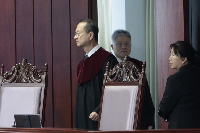 王信福等37名死囚认为死刑违反宪法平等权、生存权、比例原则，声请法规范宪法审查。宪法法庭4月23日言词辩论终结，司法院宪法法庭20日宣判有条件合宪；图中为审判长、大法官许宗力。（郭吉铨摄）