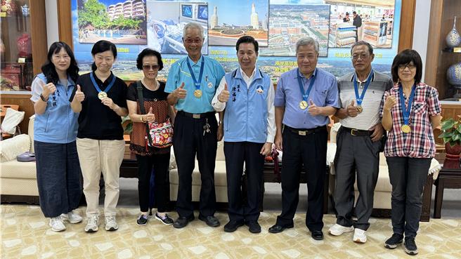 金門縣長陳福海(右四)今日接見榮獲教育奉獻獎、服務屆滿40年資深優良教師的5位得獎人，並致贈程儀壯行及道賀，肯定他們為金門教育的努力、犧牲與奉獻。(于家麒攝)