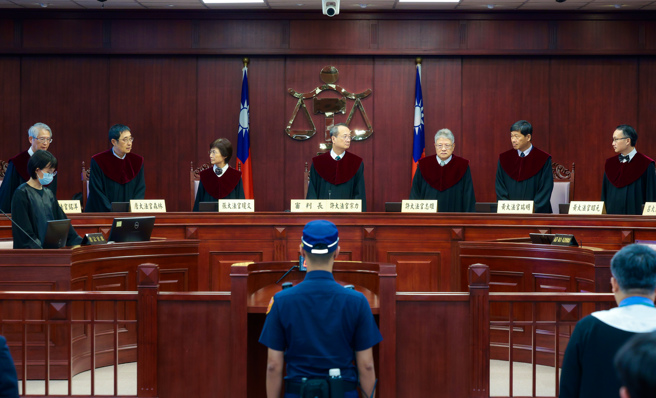 王信福等37名死囚認為死刑違反憲法平等權、生存權、比例原則，聲請法規範憲法審查。憲法法庭4月23日言詞辯論終結，司法院憲法法庭20日宣判有條件合憲；圖中為審判長、大法官許宗力（中）。（郭吉銓攝）