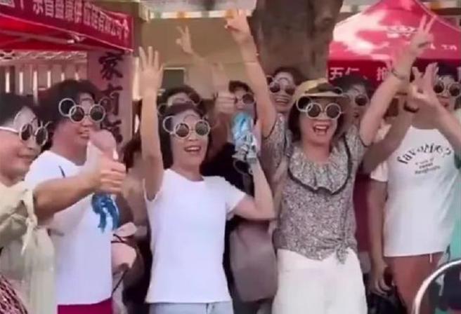 廣場舞大媽們圍在全紅嬋老家前高唱《歌唱祖國》，樂不可支。（圖／新浪網）