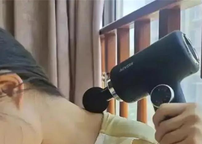 大陸浙江台州一名50多歲的葉先生，因不當使用按摩槍按摩眼部，導致視力一年間急劇下降至僅剩0.1。（示意圖／香港東網）