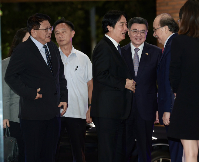 賴清德總統20日在台北福華大飯店宴請黨籍立委，在行政院長卓榮泰、總統府祕書長潘孟安、民進黨立院黨團總召柯建銘等陪同下進入會場。（郭吉銓攝）