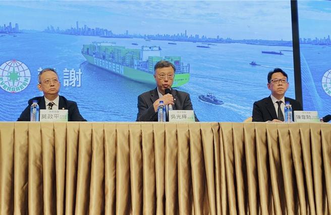 长荣总经理吴光辉（中）、财务协理莫政平（左）、企划本部副本部主管陈韦勋（右）。图／王淑以