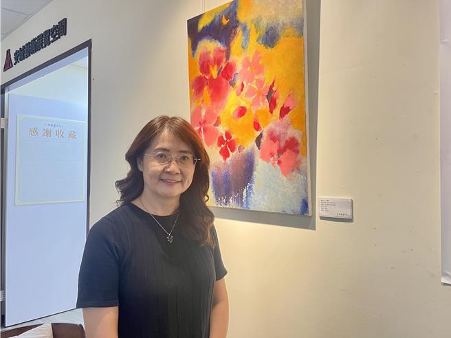 诗人画家施惠敏个人展「斑驳于纯色城市」，正在高雄安城艺术中心展出至9月30日，共展出27幅画作，演译二元相对哲学与美学均谐共存为核心。（纪爰摄）