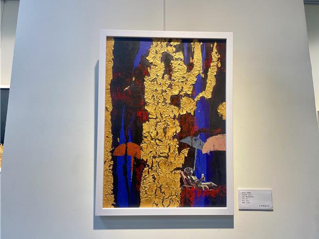 施惠敏表示，这次创作最困难的地方，就是要把想传递的概念，从具象变成抽象，每1幅作品的表现，都体现着当时她的心情。（纪爰摄）