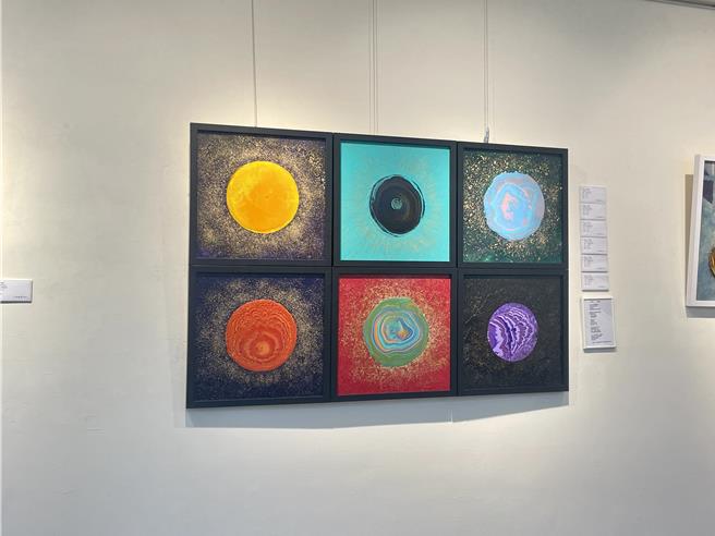 「斑驳于纯色城市」圆系列的作品，象徵方圆哲学淬炼康丁斯基爱圆的东西文化寻根。（纪爰摄）