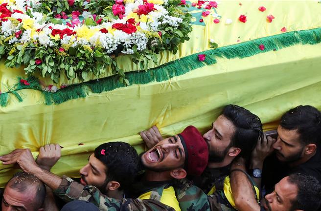 黎巴嫩17、18日多地连续发生大规模呼叫器、对讲机等通讯设备爆炸事件，伤亡多数为黎巴嫩真主党成员。（路透社）