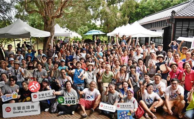 永豐金證券走入苗栗苑裡，關懷長輩推動金融反詐。（永豐金證券提供）