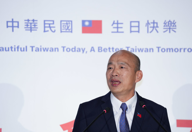 立法院长、国庆筹备会主委主委韩国瑜20日出席113年国庆晚会记者会，致词中表示，2024年中华民国国庆主视觉强调「大俗即大雅」，表达「中华民国乾净、清楚、明白、纯洁」的形象，并呼吁海内外同心，以诚挚的心爱中华民国，祝福国庆。（罗永铭摄）