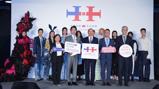 113年国庆晚会记者会20日在台北大巨蛋举行，立法院长韩国瑜（中）、台北市长蒋万安（左2）、侨务委员会副委员长阮昭雄（右2）等人共同宣布晚会活动内容，并和伊林模特儿合影。（罗永铭摄）