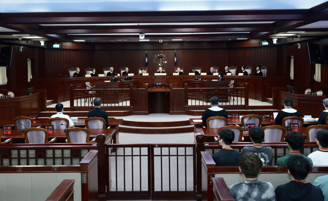 王信福等37名死囚认为死刑违反宪法平等权、生存权、比例原则，声请法规范宪法审查。宪法法庭4月23日言词辩论终结，司法院宪法法庭20日宣判有条件合宪；图中为审判长、大法官许宗力。（郭吉铨摄）