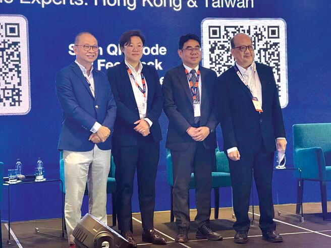 全家商品本部副本部長黃正田（右二）、Omni Mal執行長蔡福智（Chua Hock Tee）（右一）等人作為國際講者，在清真展上進行經驗分享。圖／楊日興