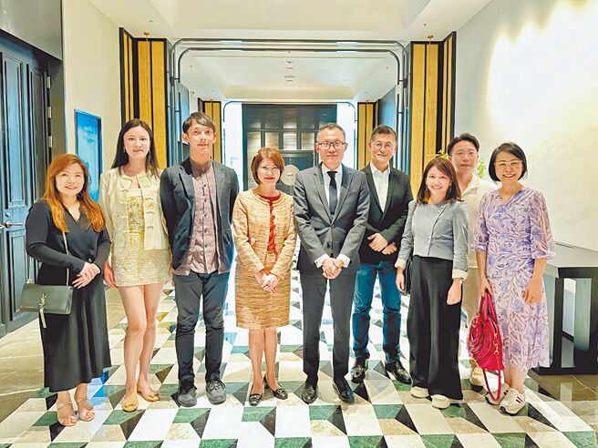 北投晶泉丰旅開幕媒體見面會貴賓合照。圖／晶華國際酒店集團提供