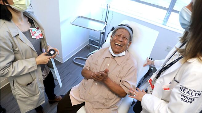 近年老人院等機構，多由政府出資興建，然後交給民間公益慈善機構去經營，稱為「公辦民營」，情況乃有改善。圖為示意（圖／美聯社）