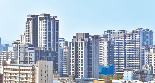 央行总裁杨金龙打房出重拳，不仅房贷成数下降，有房者宽限期也没了。（本报资料照片）