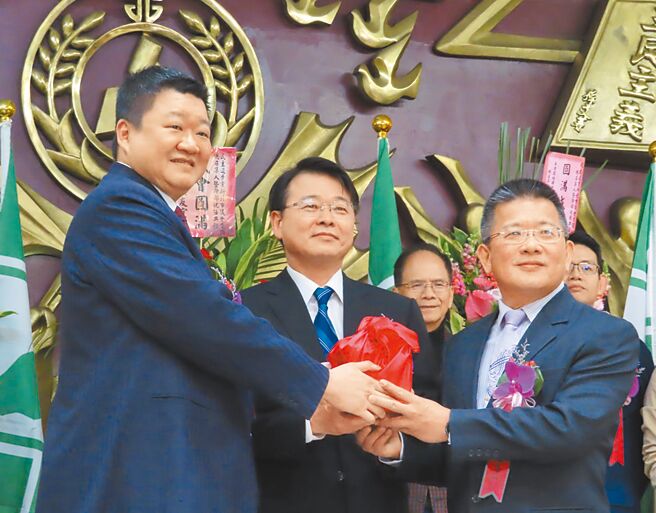 民進黨新北市議員林銘仁（右一）涉嫌利用人頭詐領助理費，新北地檢署19日指揮新北市調處兵分7路搜索林的住處及服務處，陸續帶回10名證人、被告，林銘仁被列為被告。（本報資料照片）