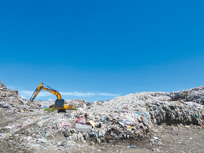 花蓮縣花蓮市垃圾堆置場裸露垃圾暫置量為全縣之最，多達4萬529噸，民眾擔心垃圾再無法處理，不僅愈積愈多，也會影響居民生活。（羅亦晽攝）