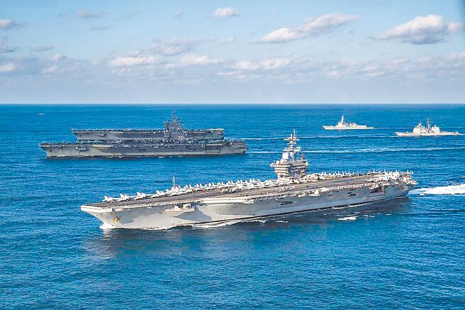 阻大陆2027年攻台，美海军祭新计画。图为美海军3航空母舰于2017年11月穿越西太平洋。（摘自美国海军官网）