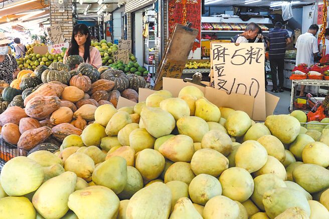 大陸宣布自25日起停止對原產台灣的34項農漁產品免徵進口關稅政策。圖為19日傳統市場補休中秋，民眾在外圍零星攤商選購柚子、南瓜等蔬果情形。（鄧博仁攝）