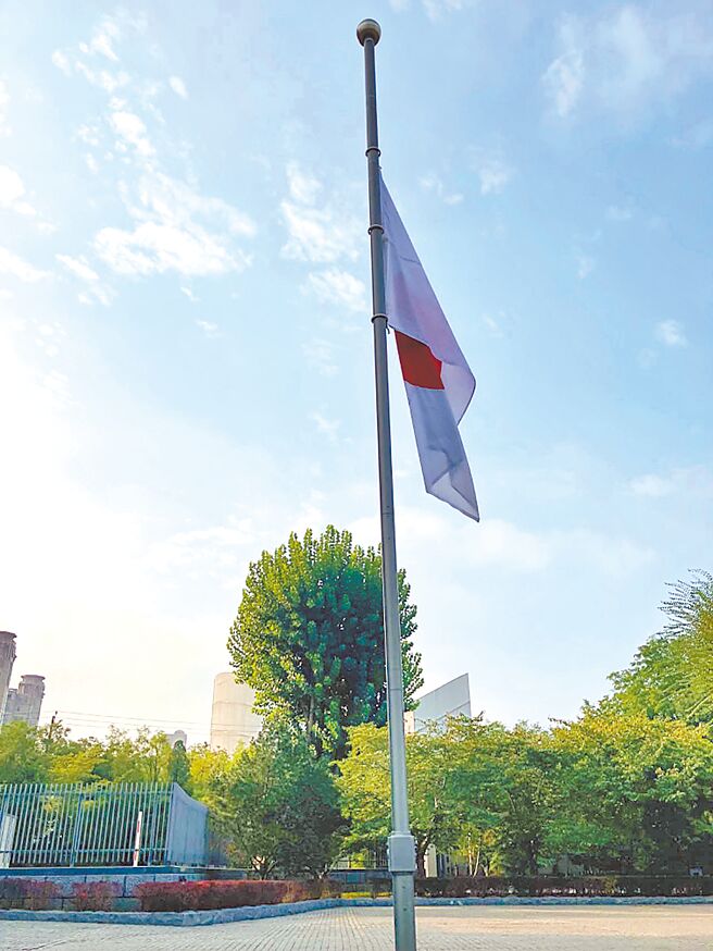 深圳日本学校1名儿童18日在上学途中遇袭，最后抢救无效于19日凌晨死亡。对此，日本驻中国大使馆降半旗致哀。（摘自日本驻中国大使馆官方社群媒体X）