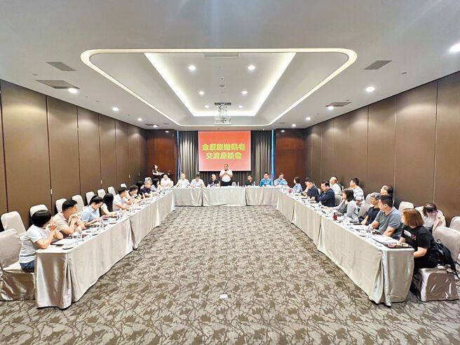 大陆厦门市旅游协会踩线团18日结束首日的考察行程后，在金湖饭店与金门县旅行商业同业公会代表举行「金厦旅游业者交流座谈」，共同擘画小三通旅游荣景。（金门县政府提供／于家麒金门传真）