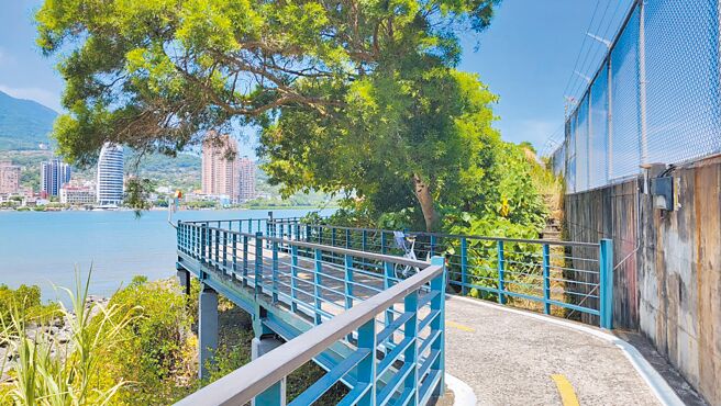 新北市淡水金色水岸自行车道仅约2至3米宽，常有人车争道问题，高滩处配合中央推动自行车道优化，将拓宽路幅至4米，图为竹围段。（新北市高滩处提供／陈慰慈新北传真）