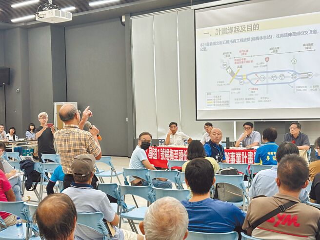為改善國道1號楊梅頭份路段交通經常壅塞情形，交通部高速公路局計畫辦理拓寬工程，範圍北起五楊往南延伸至頭份交流道，預計2033年完工，19日辦理說明會，民眾盼楊梅南向路段，能再規畫1處交流道。（廖姮玥攝）