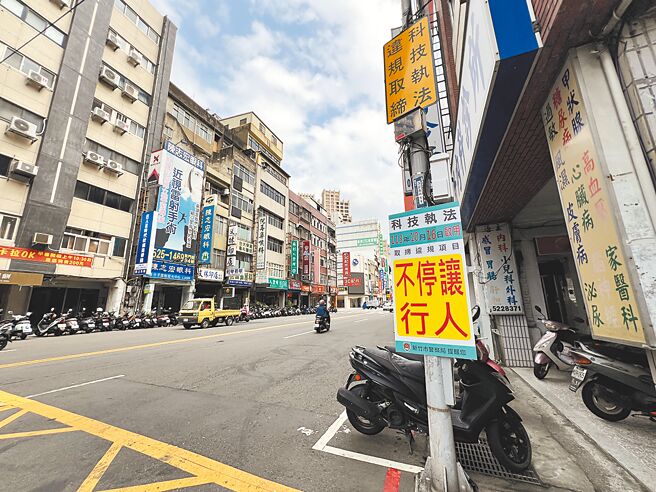 新竹市警察局新建置11處標靶式科技執法點，其中，東門圓環等4處重要路口，將精準取締「車輛未停讓行人」違規，10月16日起將正式執法。（王惠慧攝）